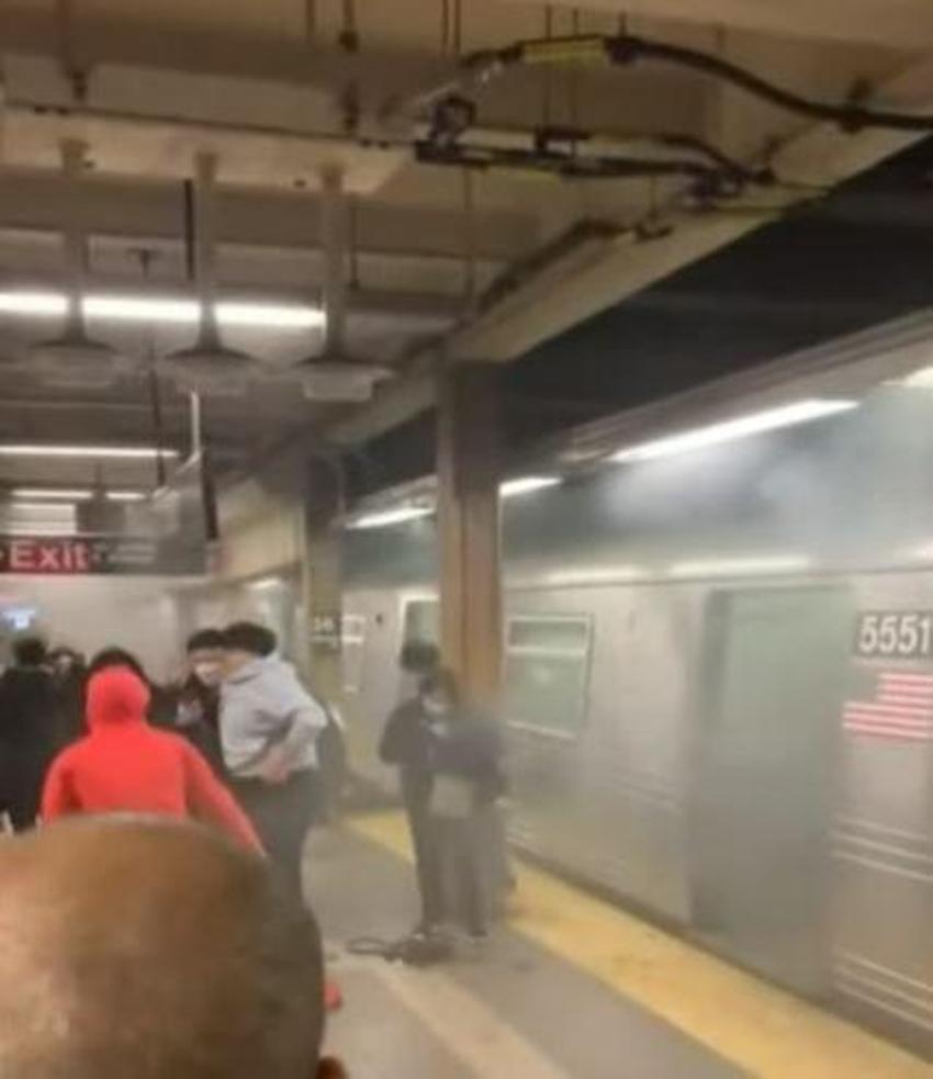 New York metrosunda kanlı saldırı!