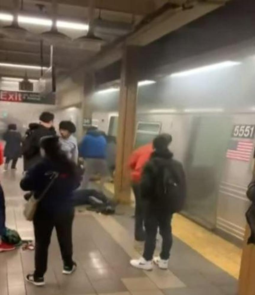 New York metrosunda kanlı saldırı!