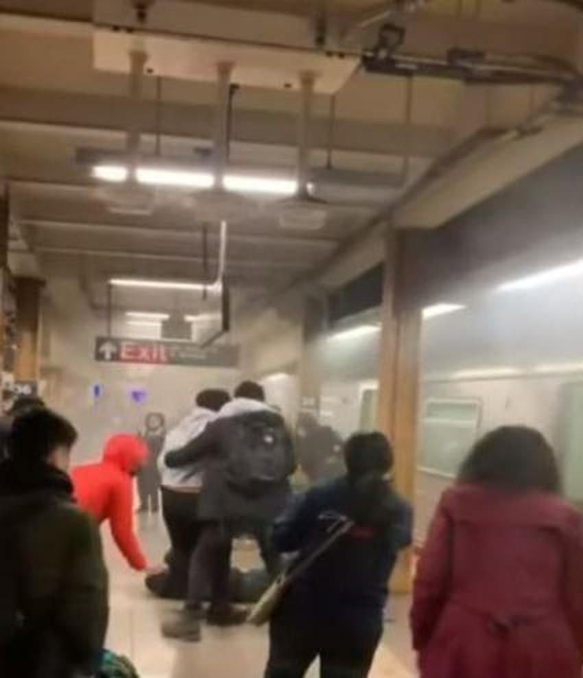 New York metrosunda kanlı saldırı!