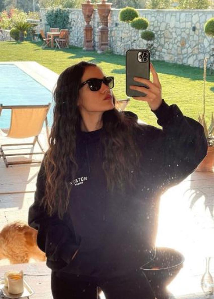 Yargı'nın Ceylin'i Pınar Deniz mini şortlu pozlarıyla Instagram'ı salladı! "Kuzu ile ilk tatilimize çıkmışızdır"