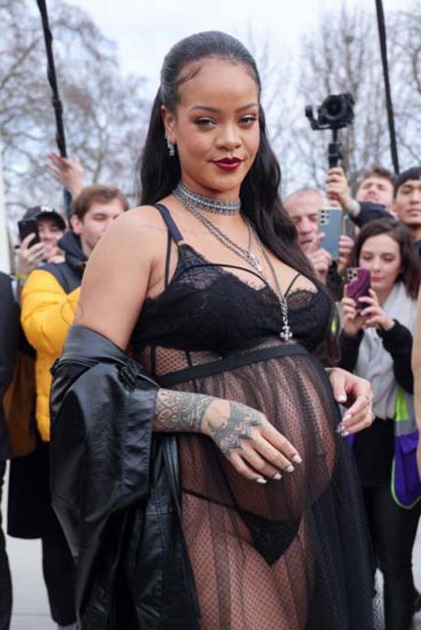 Rihanna gelen eleştirilere yanıt verdi: Neden hamileliğini saklayasın ki?