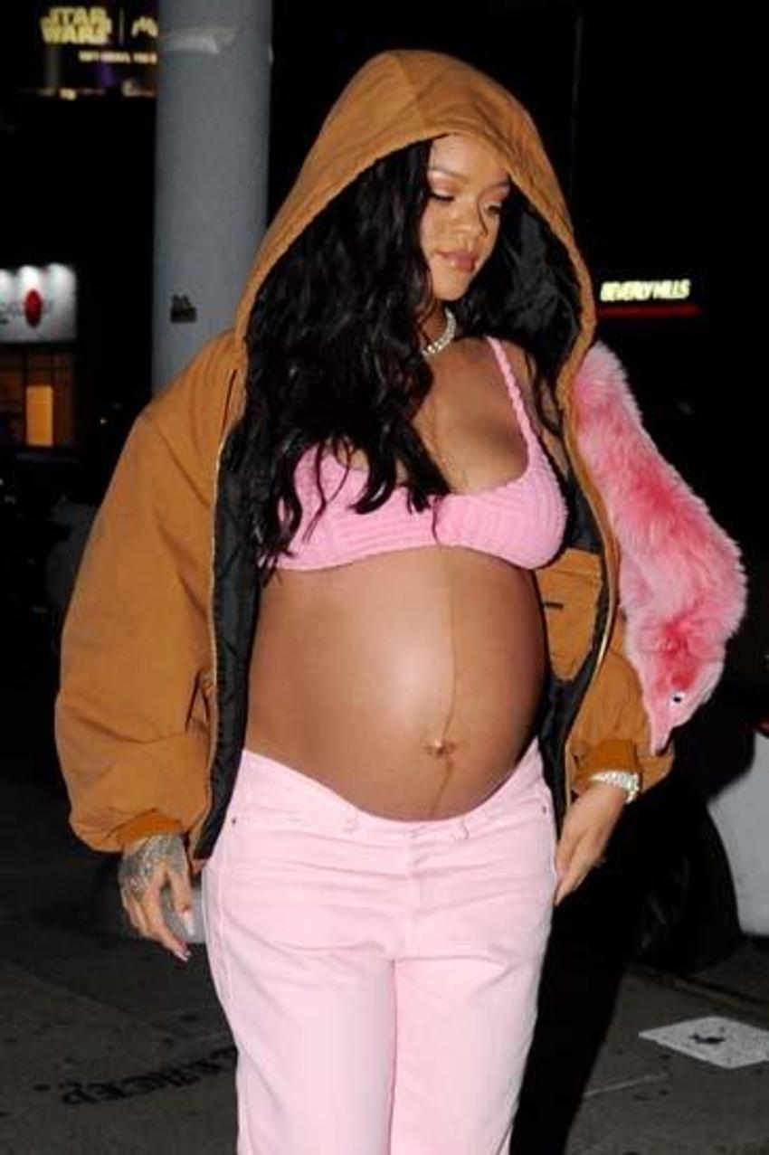 Rihanna gelen eleştirilere yanıt verdi: Neden hamileliğini saklayasın ki?