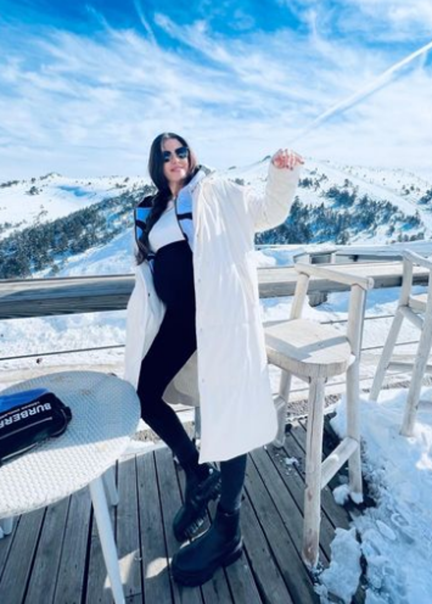 Başak Dizer'den karnı burnunda pozlar geldi!