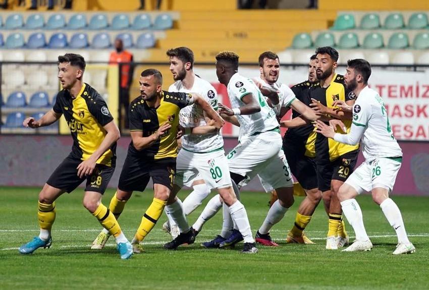 Spor Toto 1. Lig'de olaylı maç! İstanbulspor-Bursaspor karışlaşmasında saha karıştı çılgına döndüler...