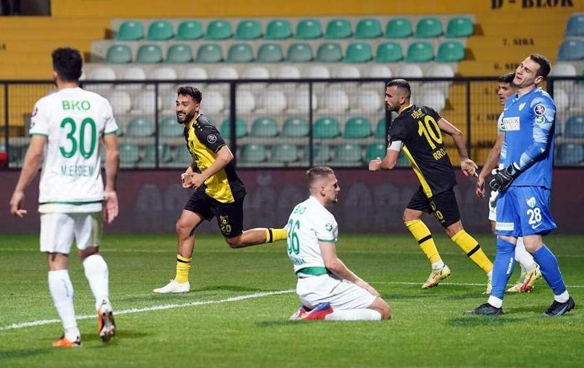 Spor Toto 1. Lig'de olaylı maç! İstanbulspor-Bursaspor karışlaşmasında saha karıştı çılgına döndüler...
