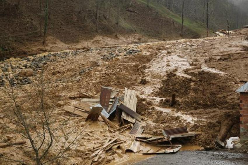 Trabzon'da heyelan; 3 ev toprak altında kaldı