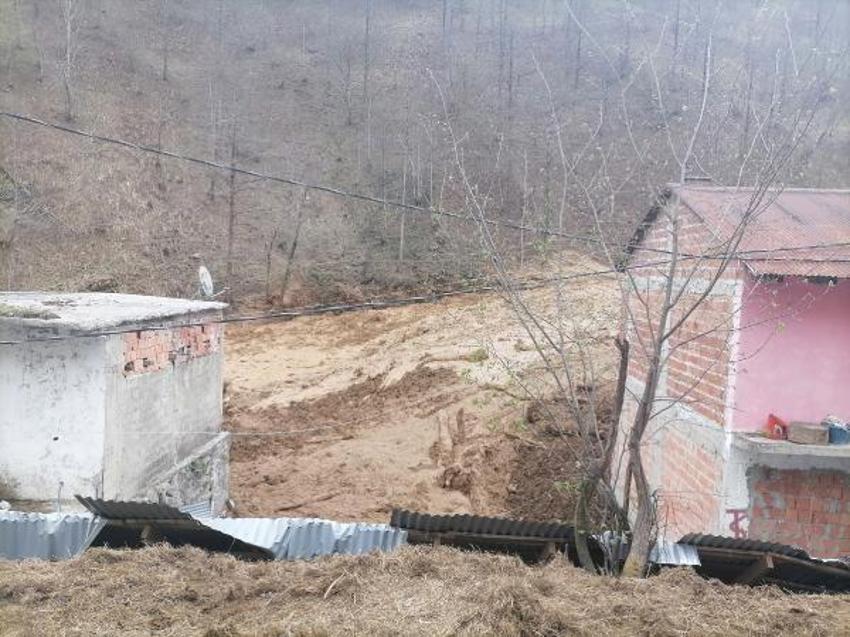 Trabzon'da heyelan; 3 ev toprak altında kaldı