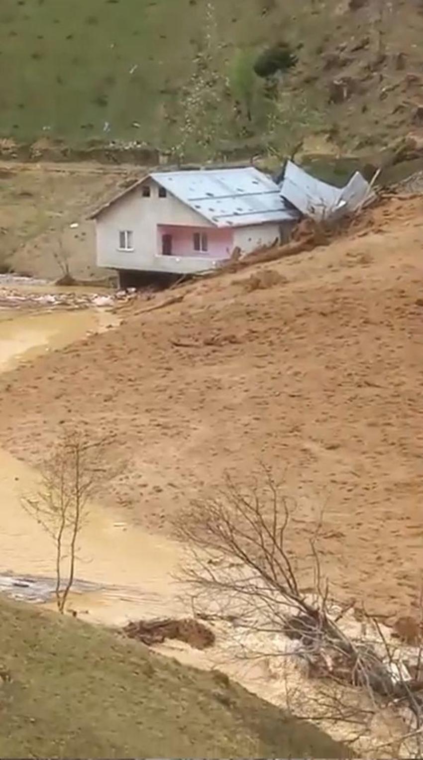 Trabzon'da heyelan; 3 ev toprak altında kaldı