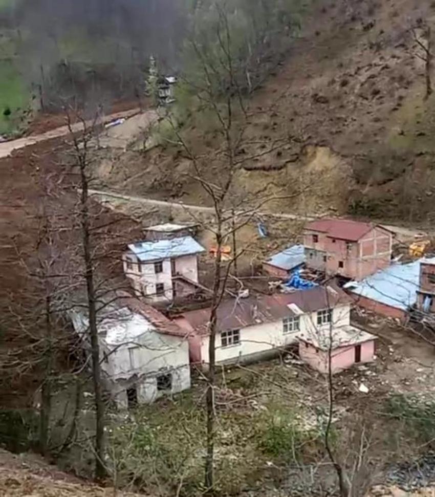 Trabzon'da heyelan; 3 ev toprak altında kaldı