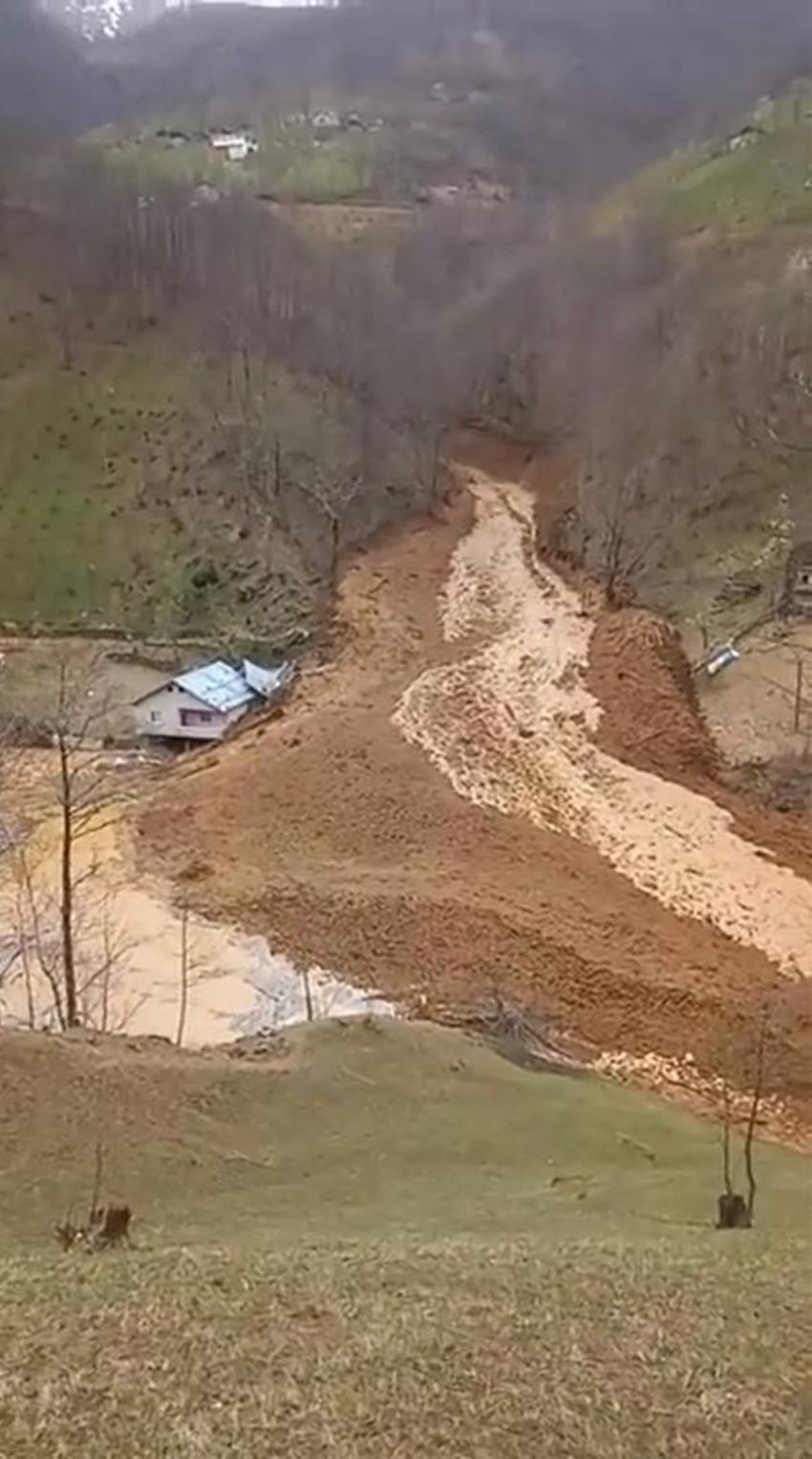 Trabzon'da heyelan; 3 ev toprak altında kaldı