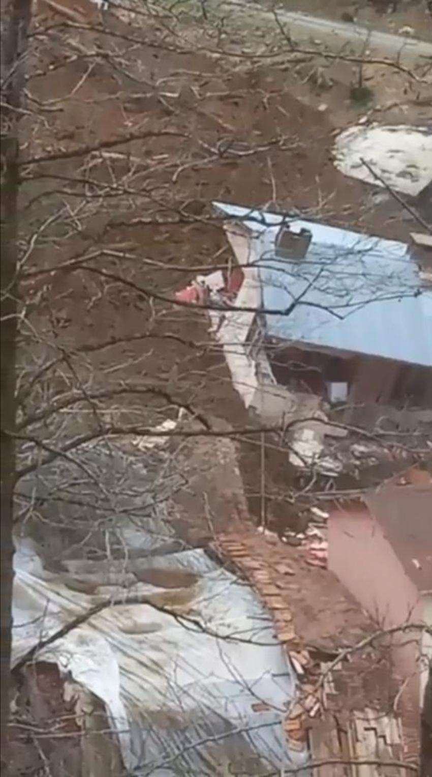 Trabzon'da heyelan; 3 ev toprak altında kaldı