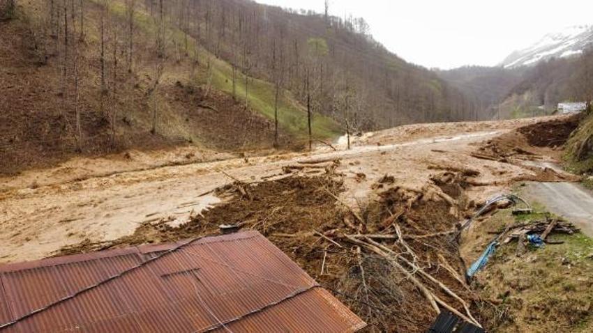 Trabzon'da heyelan; 3 ev toprak altında kaldı