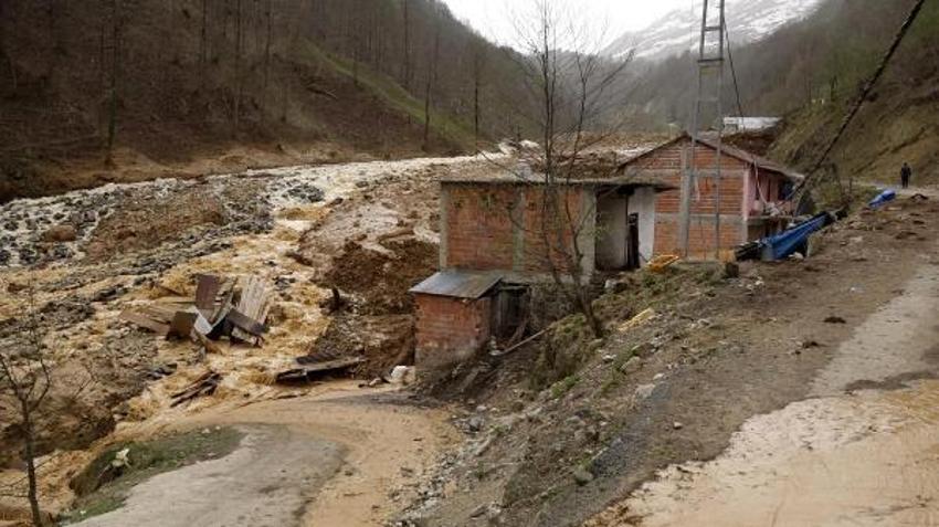 Trabzon'da heyelan; 3 ev toprak altında kaldı