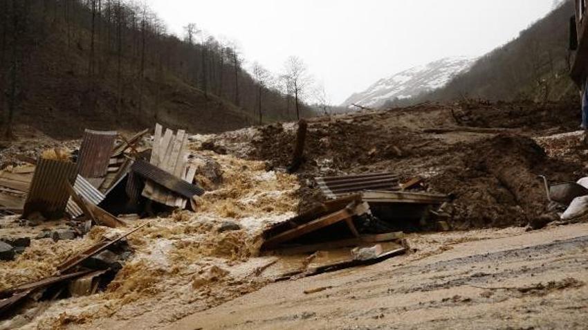 Trabzon'da heyelan; 3 ev toprak altında kaldı