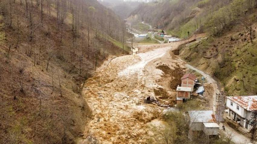 Trabzon'da heyelan; 3 ev toprak altında kaldı