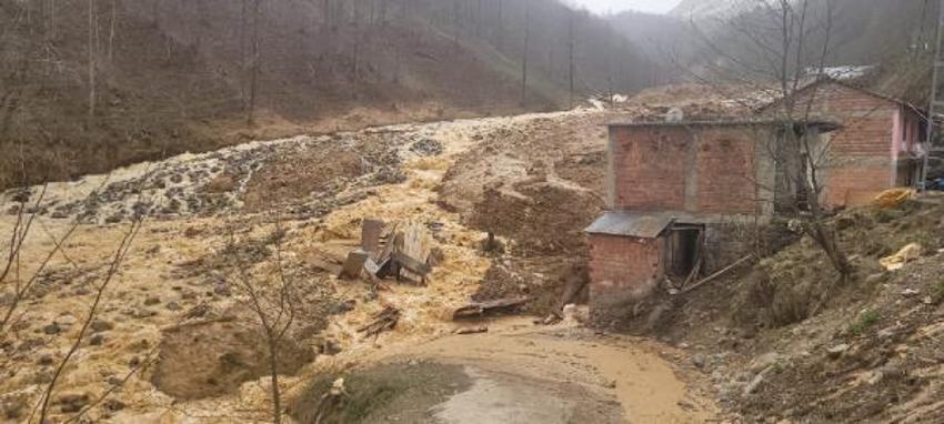 Trabzon'da heyelan; 3 ev toprak altında kaldı