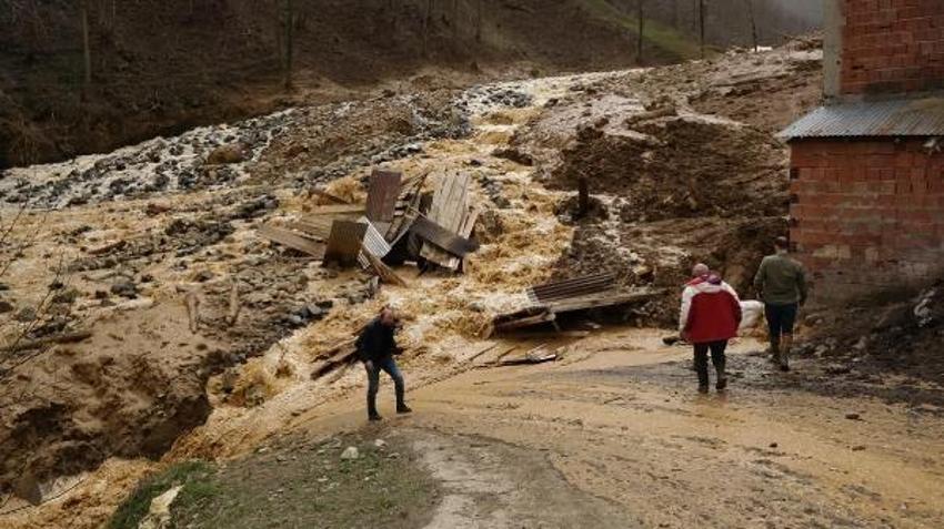 Trabzon'da heyelan; 3 ev toprak altında kaldı