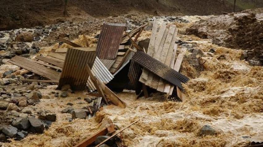 Trabzon'da heyelan; 3 ev toprak altında kaldı