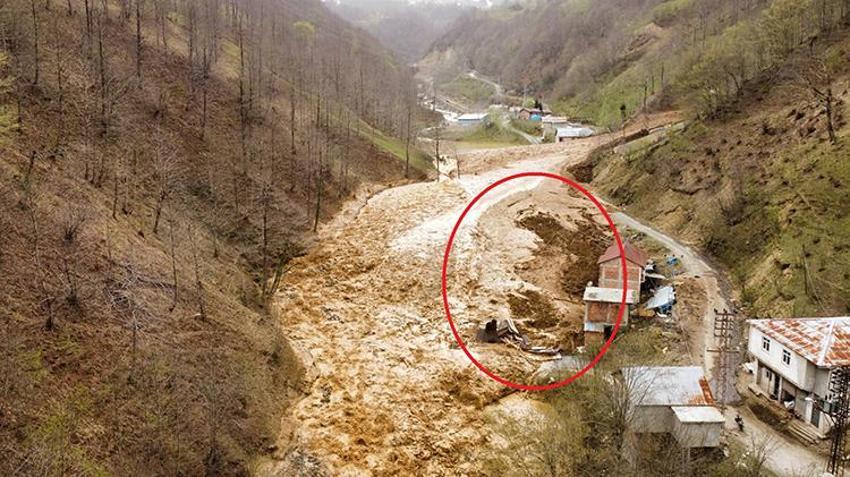 Trabzon'da heyelan; 3 ev toprak altında kaldı