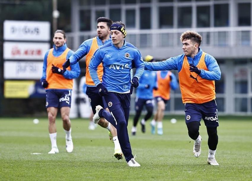 Fenerbahçe'de sulh! Yıldız futbolcu özür diledi İsmail Kartal onu affetti