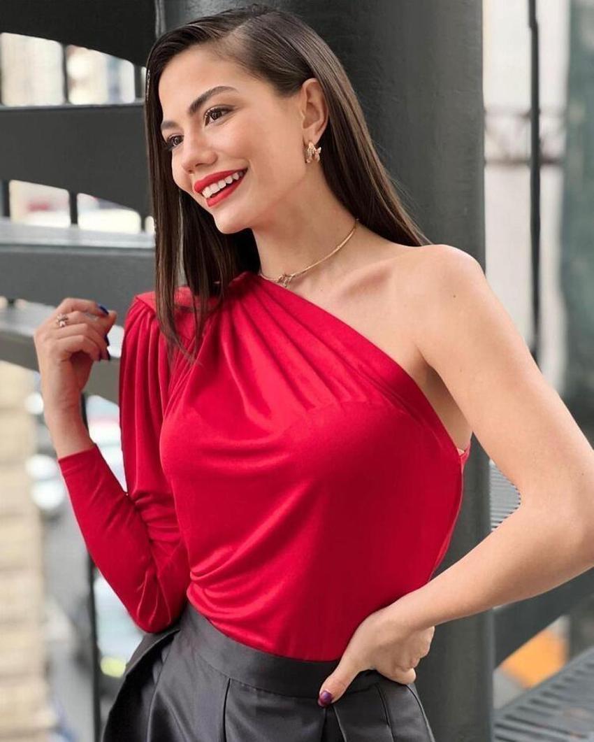 Demet Özdemir cesur elbisesiyle poz verdi!