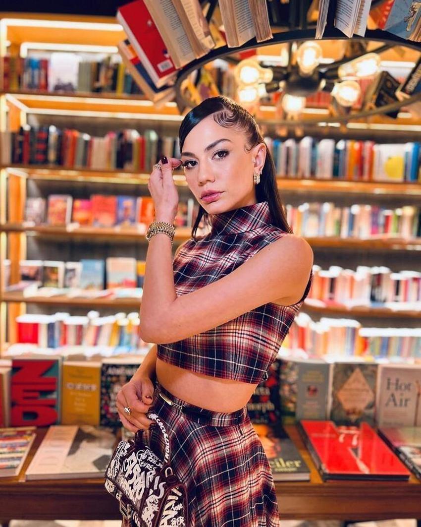 Demet Özdemir cesur elbisesiyle poz verdi!