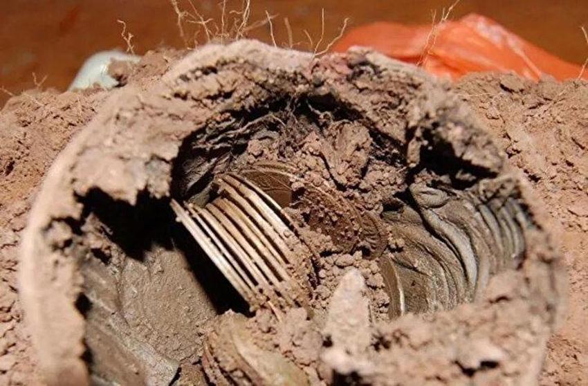 Dev külçe altına paça biçilemiyor! Bahçesinde kaza yaparken hazine buldu! 