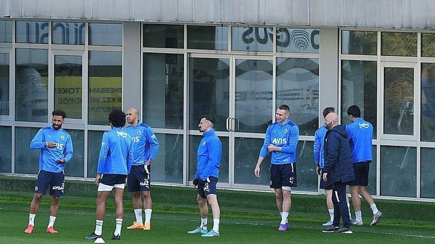 Soyunma odasında konuştular! Dünyaca ünlü forvetin ismini açıkladı! 'Bas imza parasını al başkan'