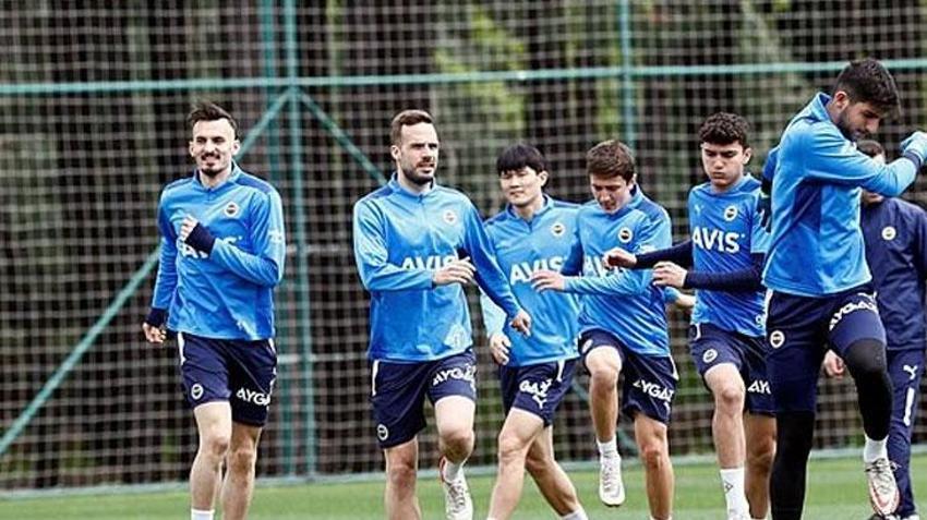Soyunma odasında konuştular! Dünyaca ünlü forvetin ismini açıkladı! 'Bas imza parasını al başkan'