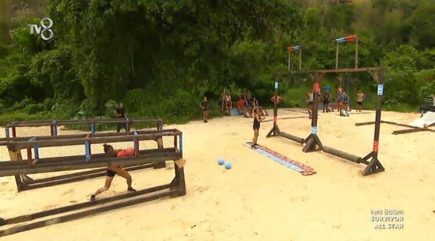 Survivor'da beklenen kararın ardından ilginç anlar! Herkesin önünde özür diledi!