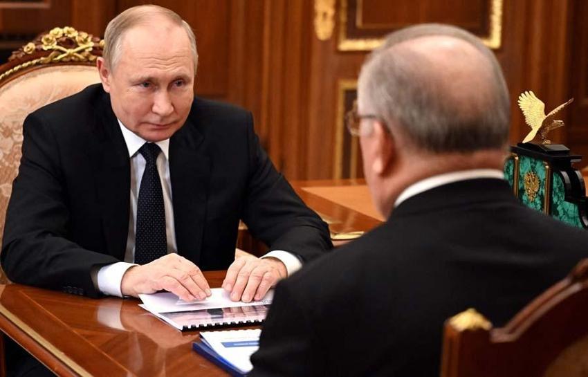 Rusya Devlet Başkanı Vladimir Putin’den ‘Hasta değilim’ pozu! 24 saat içinde iki ayrı görüntü...