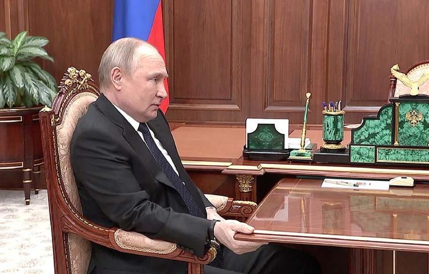 Rusya Devlet Başkanı Vladimir Putin’den ‘Hasta değilim’ pozu! 24 saat içinde iki ayrı görüntü...