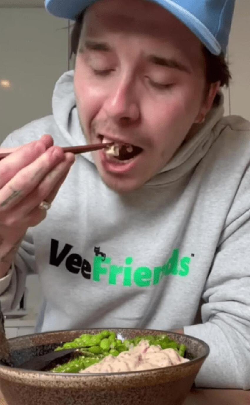 Brooklyn Beckham yüzüğünü yemek yaparken bile çıkarmadı