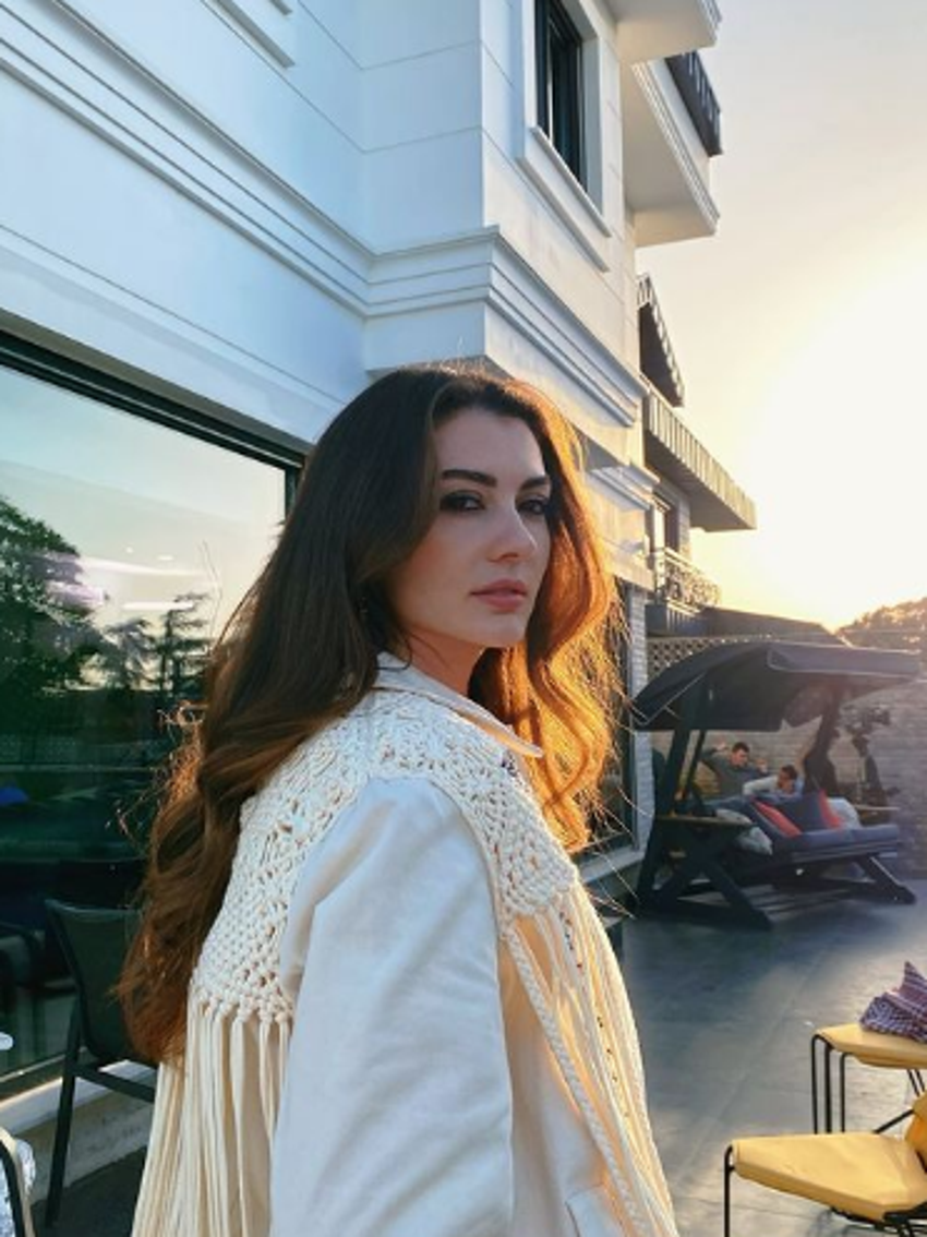 Dizisi final yaptı, Burcu Özberk soluğu Bali'de aldı!