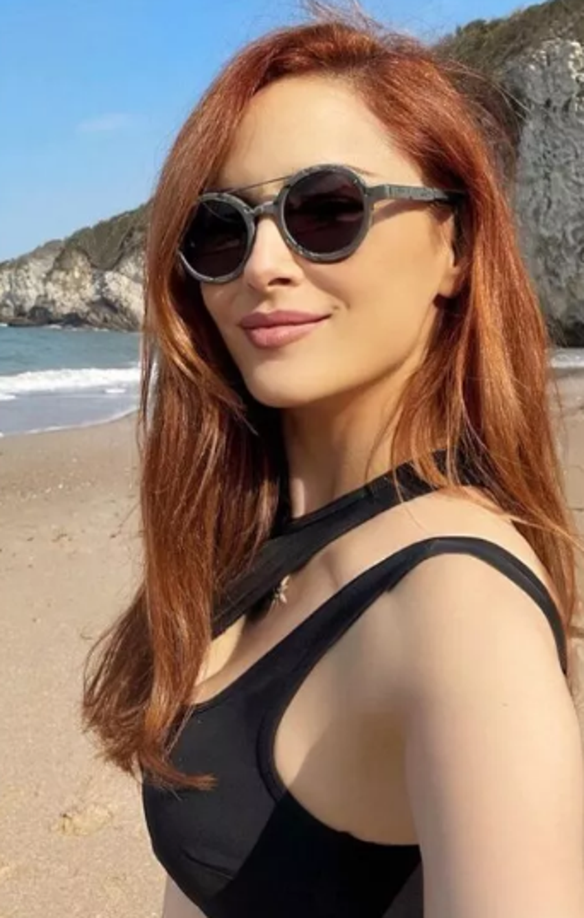 Mine Tugay'ın mini etekli paylaşımına beğeni yağdı! "Hala taş gibi"