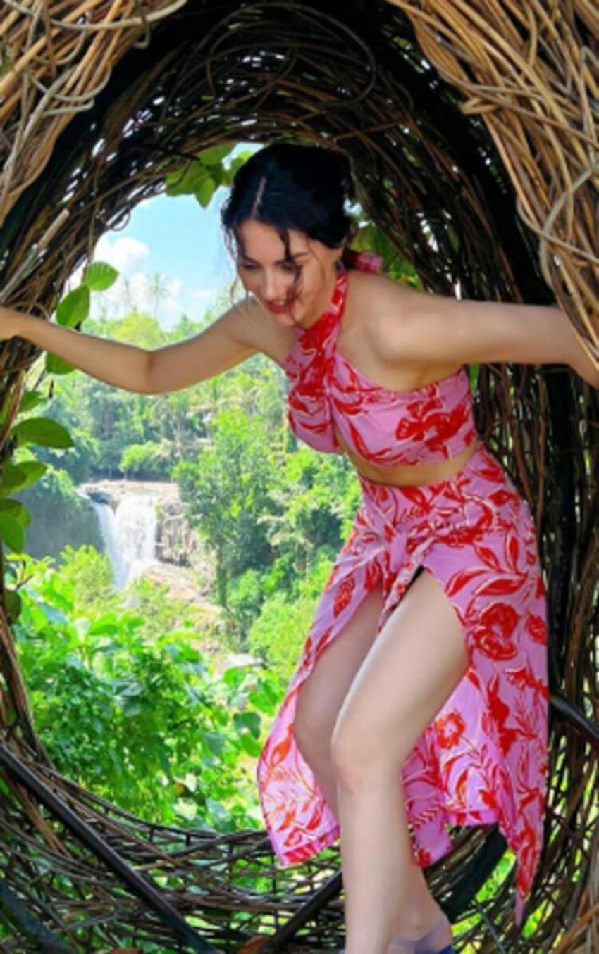 Burcu Özberk'ten göğüs dekolteli pozlar!