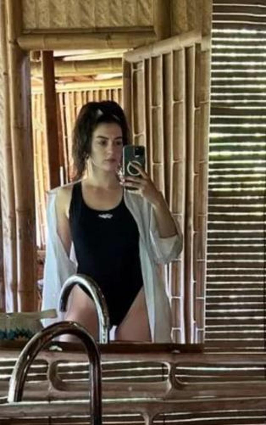 Burcu Özberk'ten göğüs dekolteli pozlar!