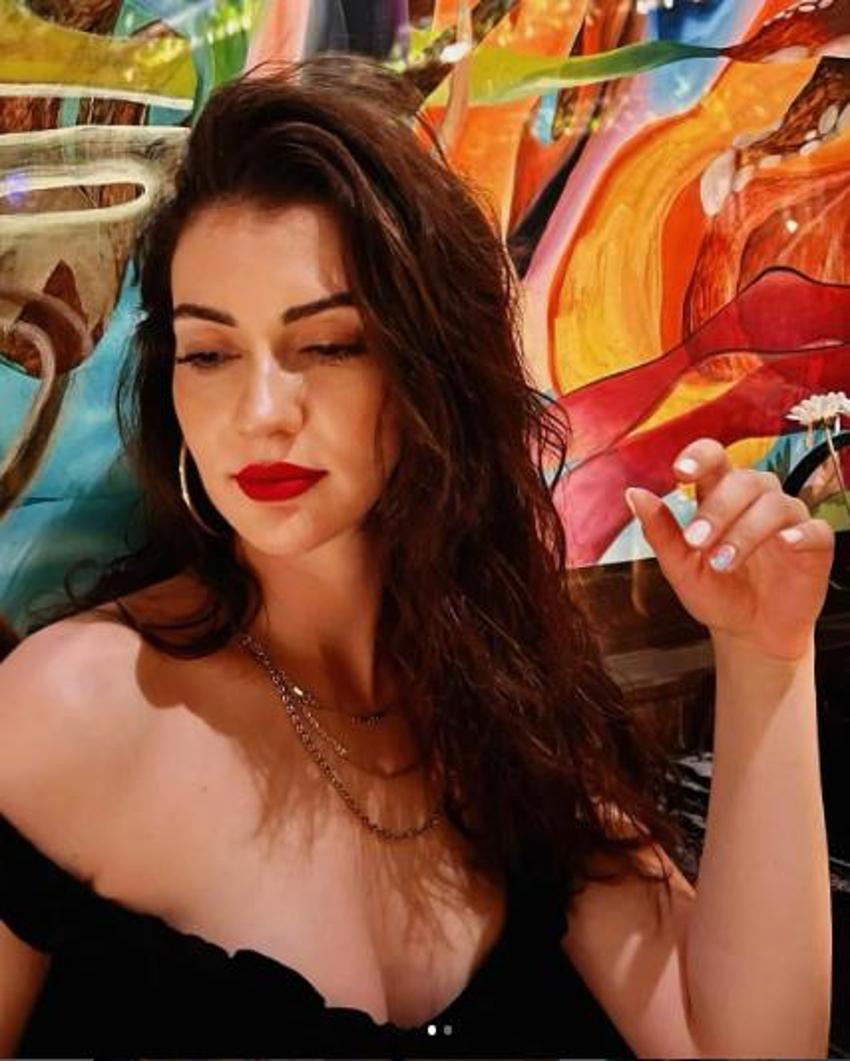 Burcu Özberk'ten göğüs dekolteli pozlar!