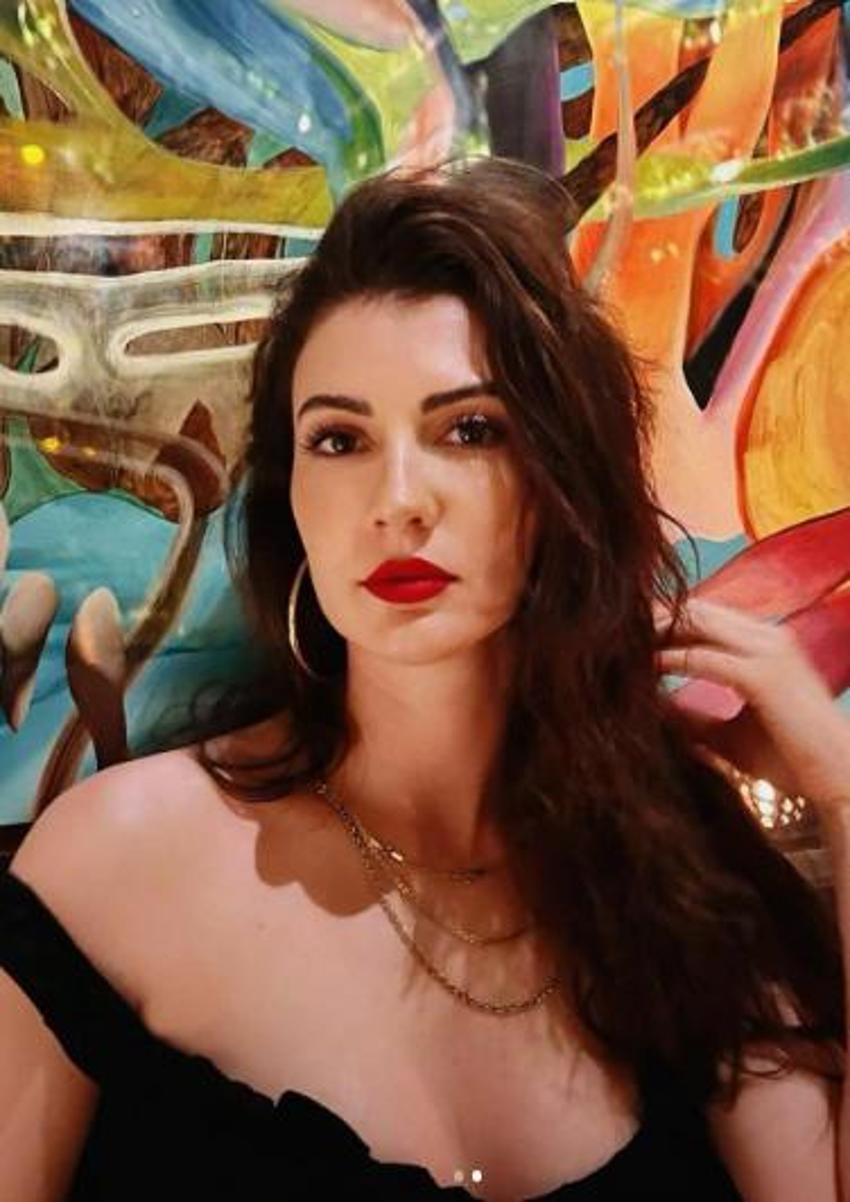 Burcu Özberk'ten göğüs dekolteli pozlar!