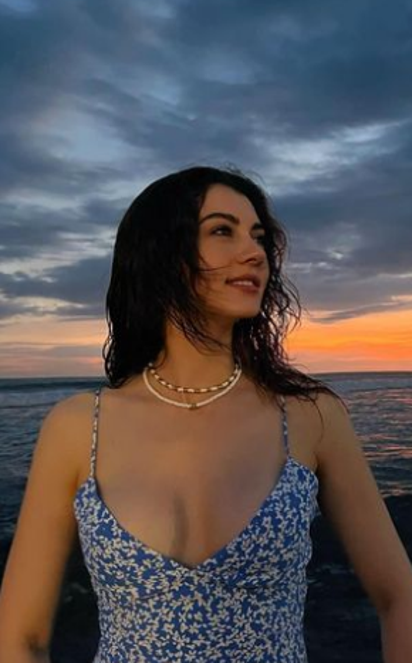 Burcu Özberk'ten göğüs dekolteli pozlar!
