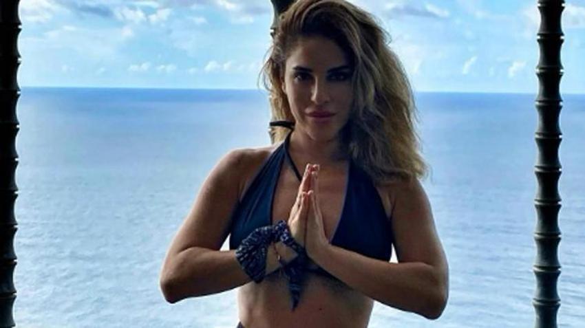 Irmak Ünal tarihi tapınakta banyo yaptı!