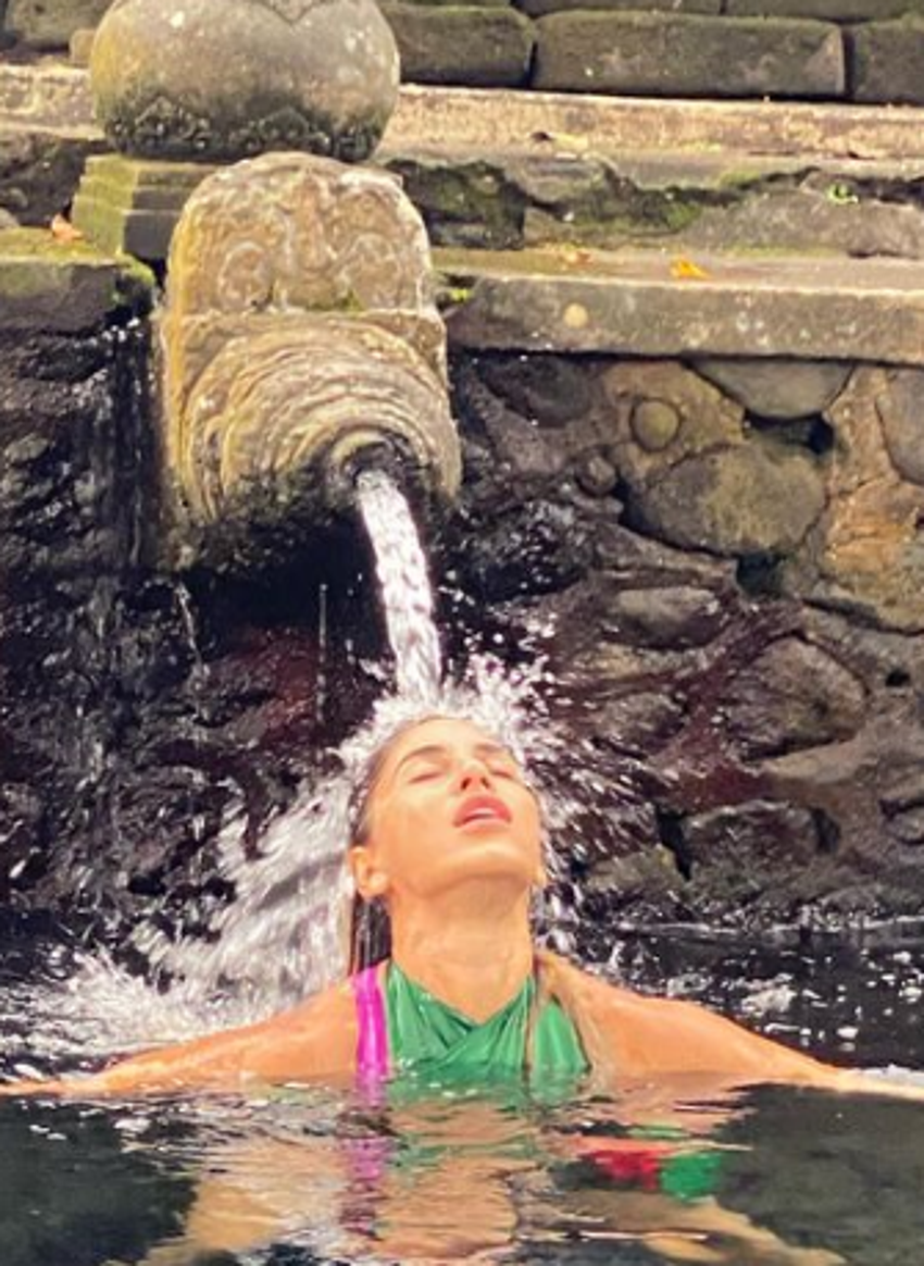 Irmak Ünal tarihi tapınakta banyo yaptı!