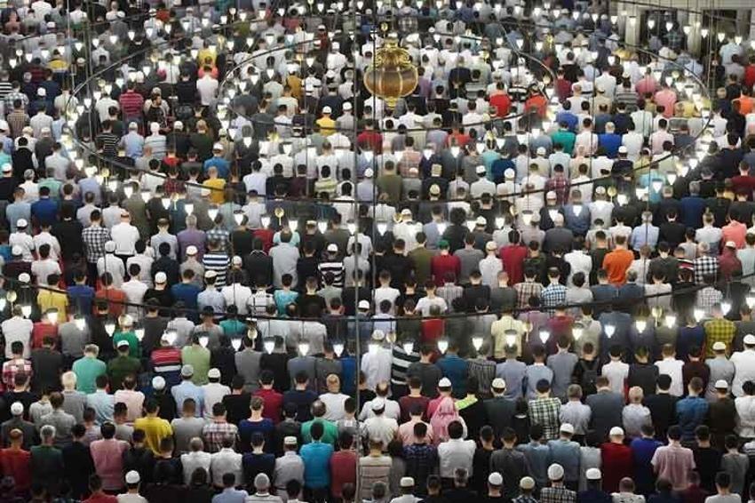 Ramazan Bayramı namaz saatleri belli oldu! Diyanet il il açıkladı