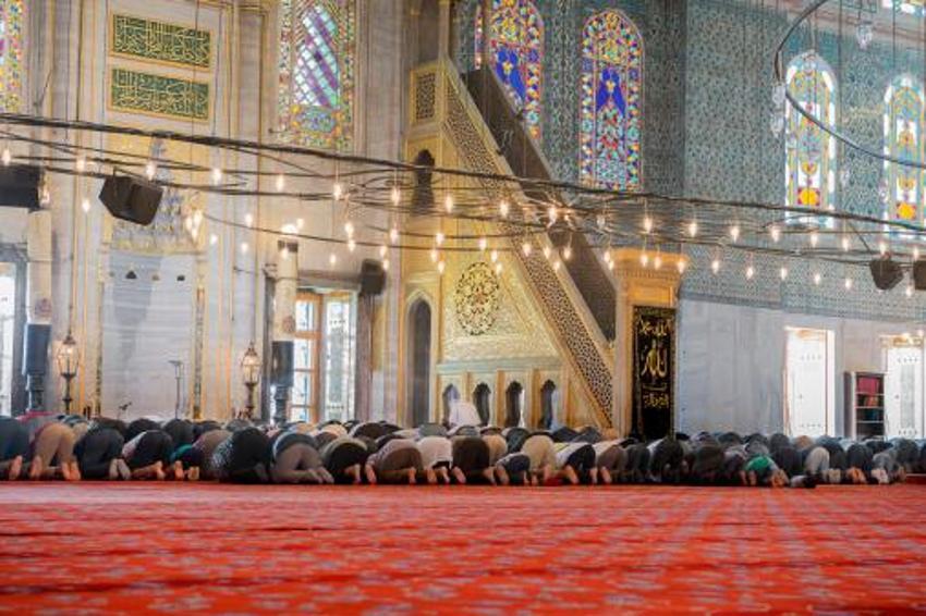 Ramazan Bayramı namaz saatleri belli oldu! Diyanet il il açıkladı