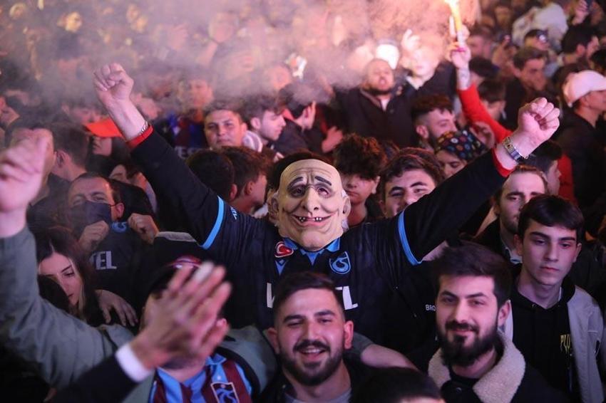 Ünal Karaman temelleri attı Abdullah Avcı şampiyon takım yarattı! Şehirde meşale havai fişek kalmadı