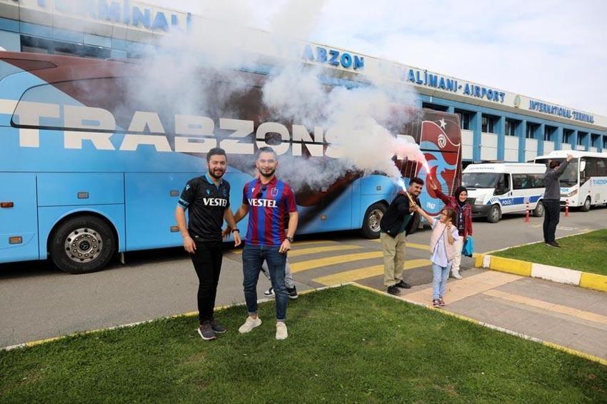 Ünal Karaman temelleri attı Abdullah Avcı şampiyon takım yarattı! Şehirde meşale havai fişek kalmadı