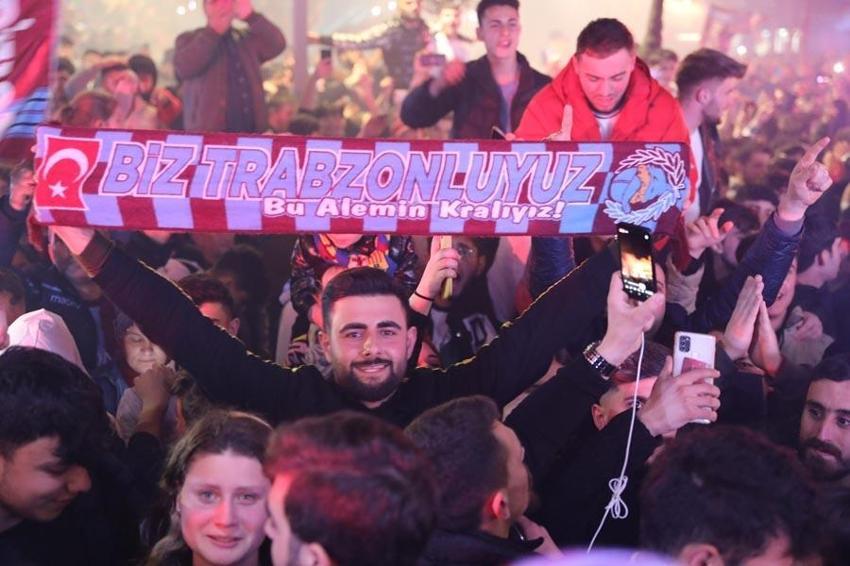 Ünal Karaman temelleri attı Abdullah Avcı şampiyon takım yarattı! Şehirde meşale havai fişek kalmadı