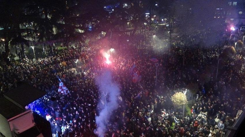 Ünal Karaman temelleri attı Abdullah Avcı şampiyon takım yarattı! Şehirde meşale havai fişek kalmadı