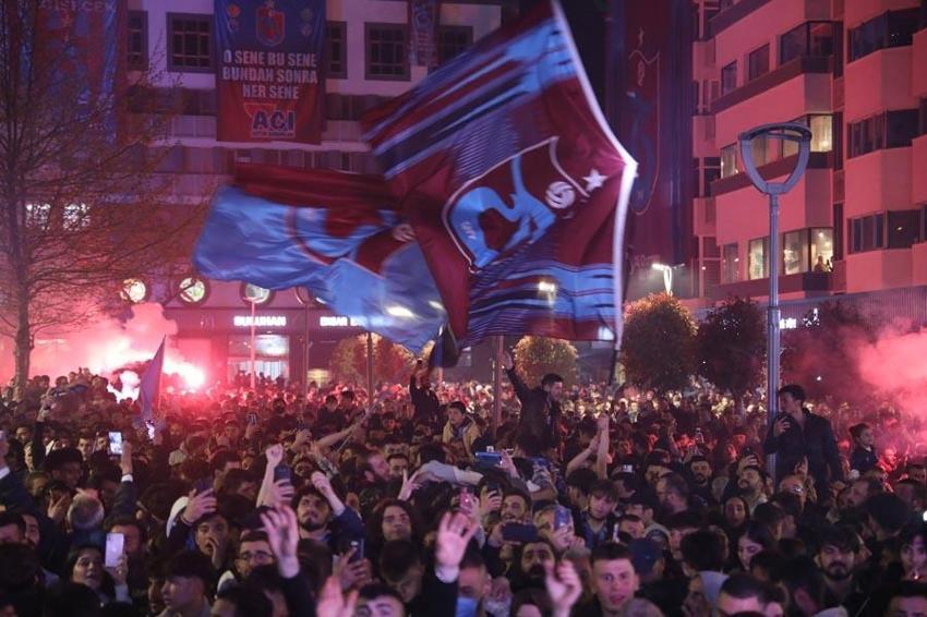 Ünal Karaman temelleri attı Abdullah Avcı şampiyon takım yarattı! Şehirde meşale havai fişek kalmadı