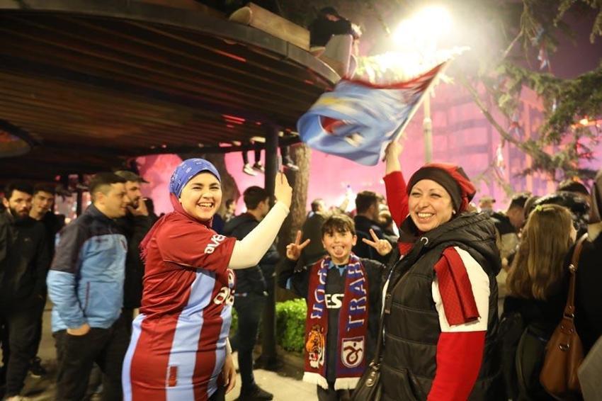 Ünal Karaman temelleri attı Abdullah Avcı şampiyon takım yarattı! Şehirde meşale havai fişek kalmadı